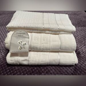 Luxurious White Bath Towels with Textured Design